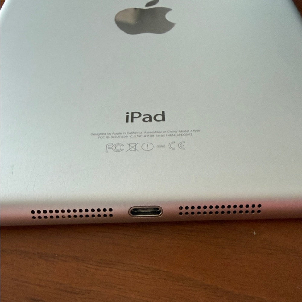 Apple iPad Mini Silver and White Touchscreen Tablet - Picture 3 of 5